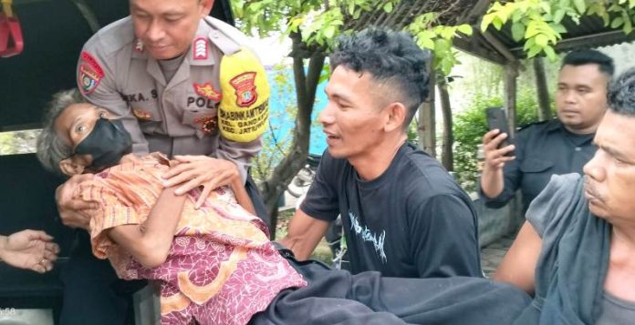 lansia_dibuang_dijalan_koranpelita.co