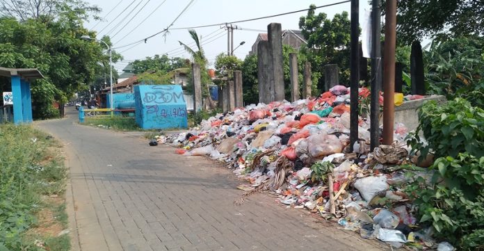 pinggiran kota tangerang_sampah_menumpuk_koranpelita.co