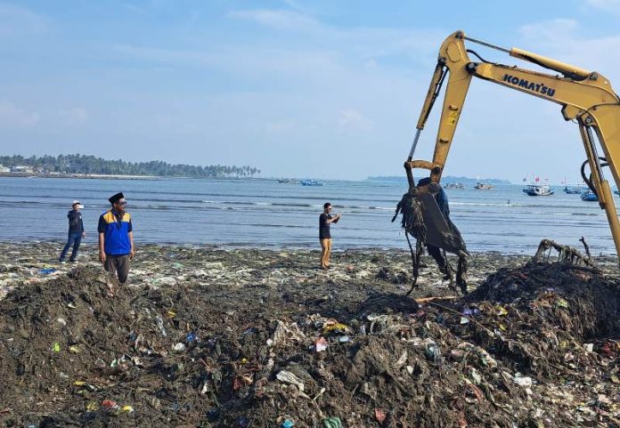 sampah_pantai Pandeglang_dibersihakan_koranpelita.co