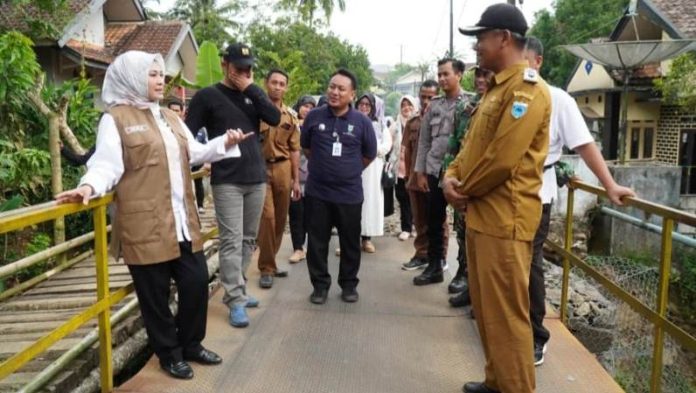 Bupati Pandeglang_tinjau lokasi jembatan_koranpelita.co