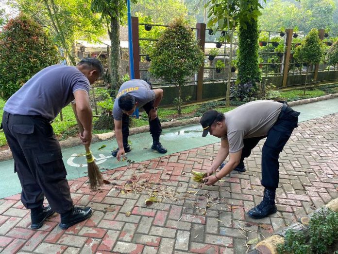 polres lebak_bersihkan_tempat ibadah_koranpelita.co
