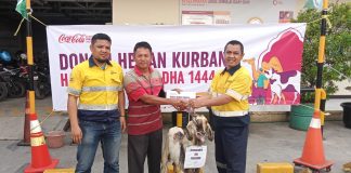Perwakilan CCEP Indonesia saat mendonasikan Kurban kepada masyarakat sekitar