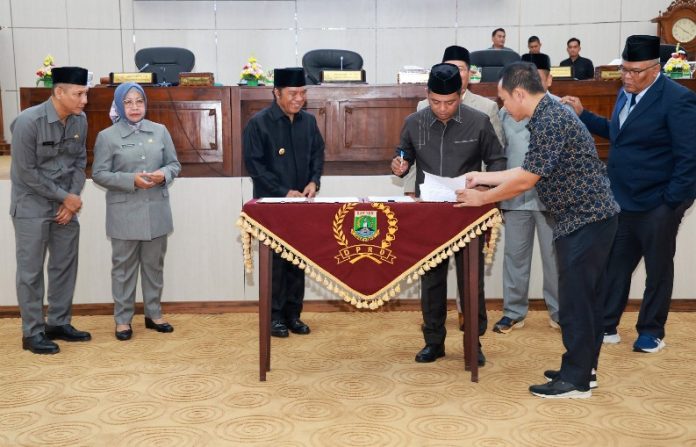 pengesahan raperda_koranpelita.co