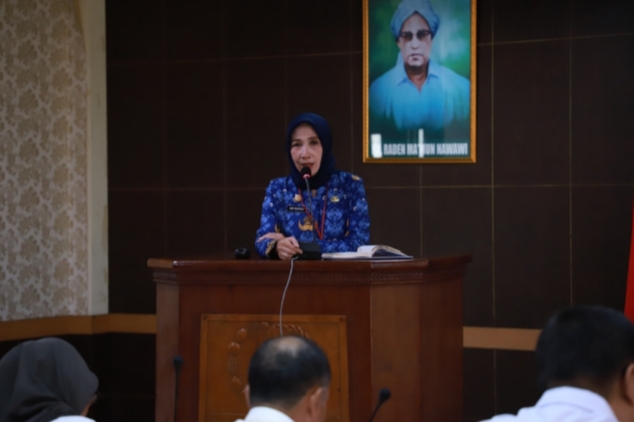 IMG_20240220_015229 Kepala Bapenda Kabupaten Bekasi Ani Gustini menyampaikan sambutan dalam (FGD) bersama seluruh kantor Pajak Pratama/Madya, untuk tingkatkan potensi PAD dari sektor jasa catering dan sewa apartemen.
