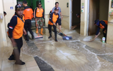 Tim Gabungan Melaksanakan Gotong Royong Pembersihan Pasca Banjir Demak