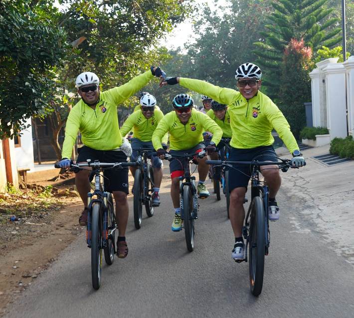 Jaga Stamina Tubuh, Kapolda Banten Bersama PJU Fun Bike dan Latihan Menembak