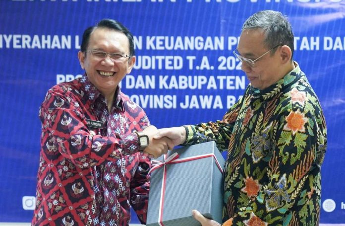 Pj. Bupati Bekasi, Dani Ramdan secara resmi menyerahkan LKPD ke BPK Provinsi