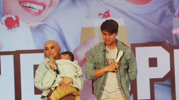 Lesty Kejora dan Rizky Billar saat grand opening 24Ever Coffee, Jumat, 13 Juli 2024.