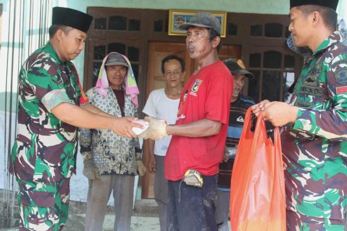 nasi kotak jumat berkah_koranpelita.co