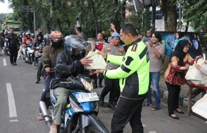 berbagi takjil puasa_koranpelita.co