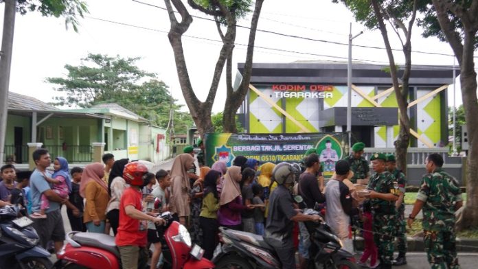 pembagian takjil gratis serentak_koranpelita.co
