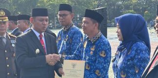 Wabup Bekasi dr. Asep Surya Atmaja memberikan akta pendirian koperasi merah putih Desa Ciledug kepada Lurah Iing Solihin, Selasa, 20 Mei 2025.