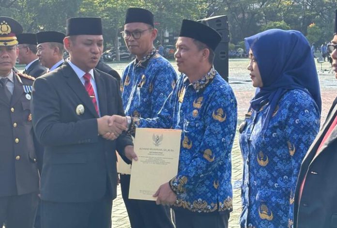 Wabup Bekasi dr. Asep Surya Atmaja memberikan akta pendirian koperasi merah putih Desa Ciledug kepada Lurah Iing Solihin, Selasa, 20 Mei 2025.