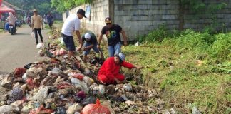 Desa Burangkeng Lanjutkan Kerja Bakti, Fokus Bersihkan Saluran Air yang Tersumbat