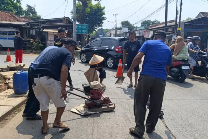 Perbaikan Jalan di Desa Cibening