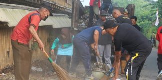 Kerja Bakti Mingguan Desa Burangkeng Fokus Bersihkan Jalan Sasak Dempul