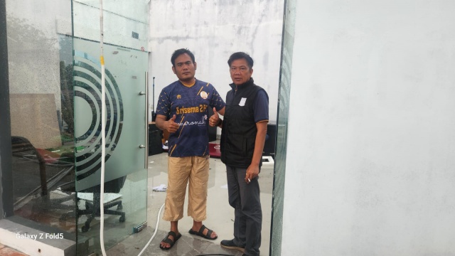 lurah ciledug tinjau rumah warga