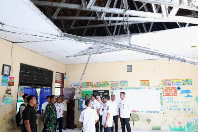 sekolah roboh_koranpelita.co