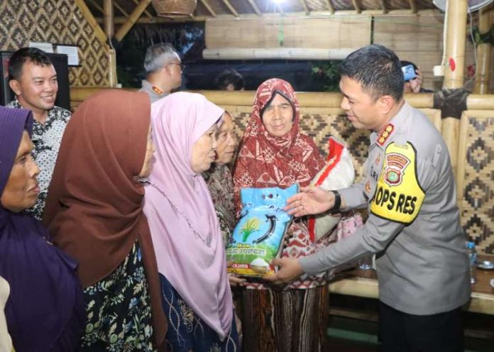 Kapolres serahkan bantuan_koranpelita.co