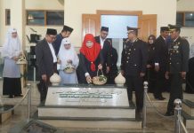 Forkopimda Bekasi Tabur Bunga di Makam Kyai Noer Ali