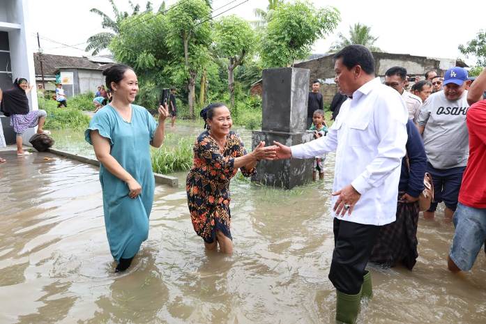bupati tinjau banjir_koranpelita.co