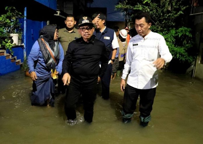 kunjungi lokasi banjir_koranpelita.co
