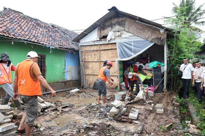 rumah roboh_koranpelita.co