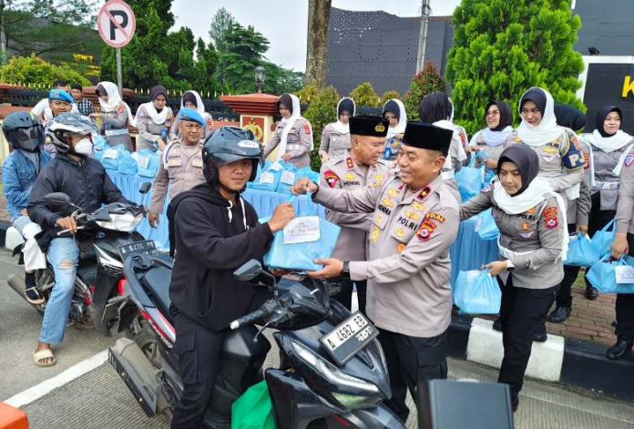 kapolda Banten berbagi takjil_koranpelita.co