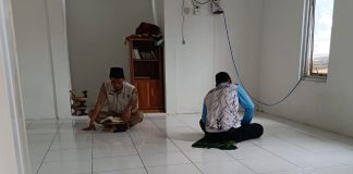 Aparatur desa cijengkol sedang mengaji di mushola.