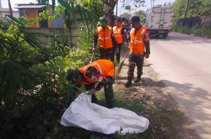 bersihkan sampah jalan_koranpelita.co