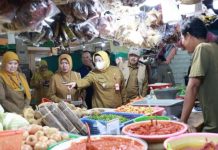 Wabup Tangerang Monitoring Stok dan Harga Komoditi Pokok di Pasar Kelapa Dua