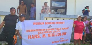 Ratusan Warga Negeri Ullath Segel Kantor Desa, Desak Raja Mundur