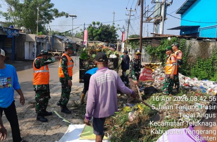 bersihkan sampah desa_koranpelita.co