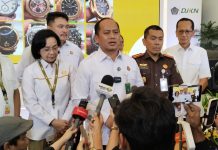 Kejagung Musnahkan 14 Jam Tangan Mewah Palsu Milik Terpidana Jimmy Sutopo Kapuspenkum Kejaksaan Agung Anang Supriatna memberikan penjelasan terkait eksekusi pemusnahan 14 jam tangan mewah palsu milik Jimmy Sutopo terpidana kasus Korupsi dan TPPU terkait PT Asabri.(foto/yadi/koranpelita.co)