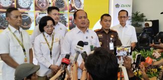 Kapuspenkum Kejaksaan Agung Anang Supriatna memberikan penjelasan terkait eksekusi pemusnahan 14 jam tangan mewah palsu milik Jimmy Sutopo terpidana kasus Korupsi dan TPPU terkait PT Asabri.(foto/yadi/koranpelita.co)