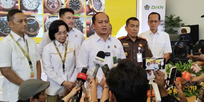 Kapuspenkum Kejaksaan Agung Anang Supriatna memberikan penjelasan terkait eksekusi pemusnahan 14 jam tangan mewah palsu milik Jimmy Sutopo terpidana kasus Korupsi dan TPPU terkait PT Asabri.(foto/yadi/koranpelita.co)