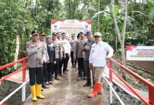 Kapolda Banten Tanam 1.000 Pohon dan Resmikan Jembatan Merah Putih Presisi di Lebak