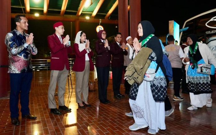 sambut kepulangan jemaah haji_koranpelita,co