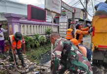 Satgas Sampah Kodim 0510/Tigaraksa Bersihkan Tumpukan Sampah di Cikupa