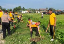 Gerakan ASRI Polsek Pasar Kemis Polresta Tangerang Tanam Pohon Rambutan di Kawasan Situ Pondok