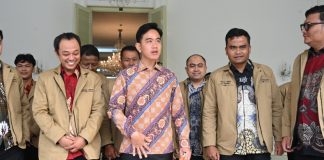 Wakil Presiden Gibran Rakabuming Raka menerima jajaran Pengurus Besar IKA BEM Nusantara di Istana Wakil Presiden, Jakarta, untuk mendengarkan berbagai aspirasi masyarakat, termasuk soal kelangkaan Minyakita.