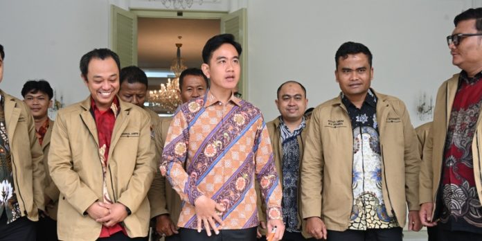 IMG-20260624-WA0010 Wakil Presiden Gibran Rakabuming Raka menerima jajaran Pengurus Besar IKA BEM Nusantara di Istana Wakil Presiden, Jakarta, untuk mendengarkan berbagai aspirasi masyarakat, termasuk soal kelangkaan Minyakita.