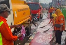 DLH Bekasi Bersihkan Trotoar Pasar Cikarang