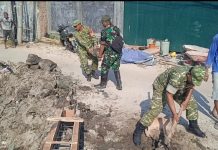 Babinsa Koramil 01/Telugnaga Bersama warga Gotong Royong Bersihkan Sampah Kali Gelam