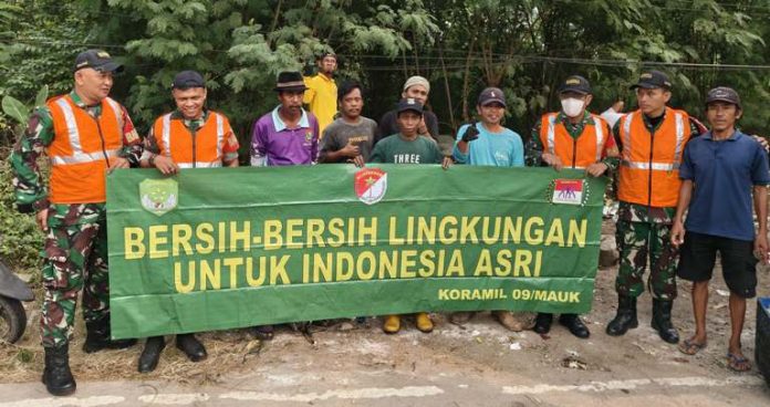 bersihkan sampah di Mauk_koranpelita.co