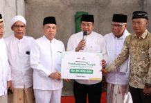 Bupati Tangerang Jumling di Masjid Jami Al Hidayah Desa Muncung Kronjo