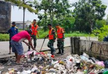 Satgas Sampah Koramil 12/ Rajeg Bersihkan Sampah di Jalan Tanjakan