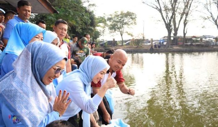 tebar ikan_koranpelita.co