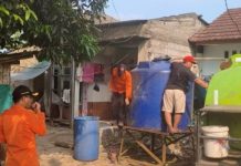 Distribusikan Air Bersih,Pemkot Tangsel Bantu Warga Terdampak Kekeringan
