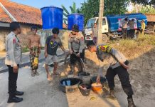 Polres Cilegon Polda Banten Salurkan 13.000 Liter Air Bersih untuk Warga Terdampak Kekeringan